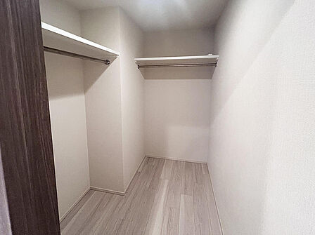 衣類や荷物をたっぷり収納できる大容量ウォークインクローゼット。