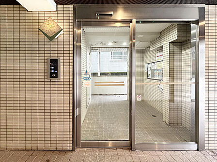 オートロック完備でセキュリティ面も安心の清潔感あるエントランス。