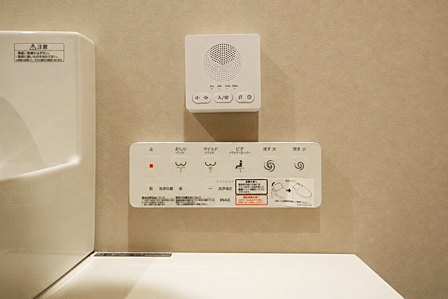 温水洗浄、音消し機能で配慮、フタ開閉ボタンなど便利な機能付き