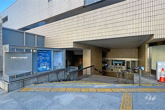 中央図書館の外...