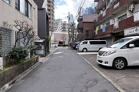 敷地東側の前面道路(北側から)