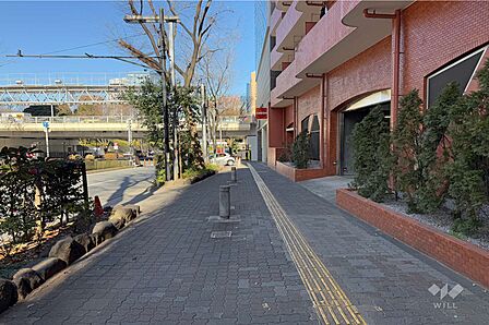 敷地西側の前面道路