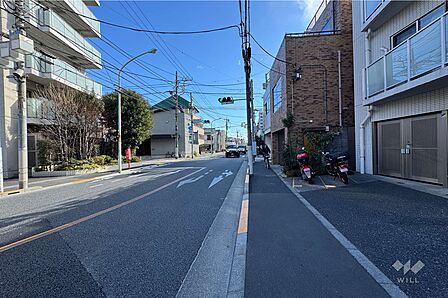 敷地の南側前面道路(西側から)
