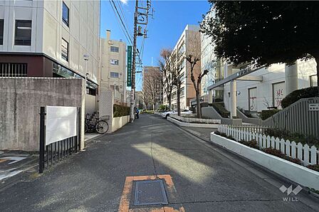 敷地の北側前面道路(東側から)
