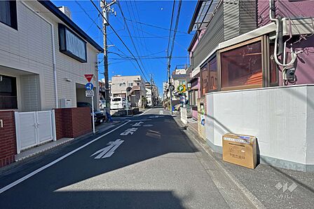 敷地南側の前面道路(東側から)
