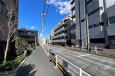 敷地の東側前面道路（南側から）