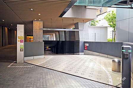地下駐車場の出入り口