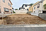 外観：物件（西側から）。周辺は主に一戸建てが中心に立ち並ぶ住宅地で、街中は緑豊かで自然が感じられます。