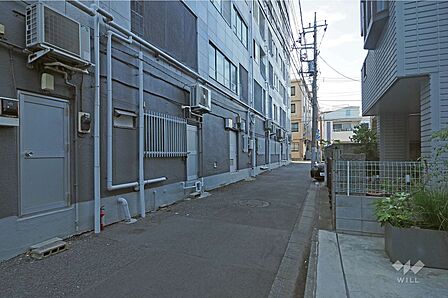 敷地東側の前面道路（北側から）