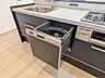 キッチン：キッチンには食器洗いの手間を減らしてくれるビルトイン食洗機を完備。忙しい毎日でも、ボタンひとつでラクラクお片付け。節水効果もあり、エコで家計にもうれしい設備です。