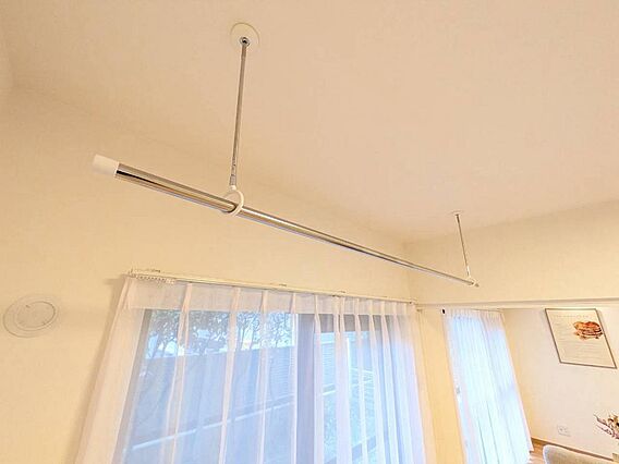 天井に設置され...