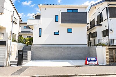 外観:白を基調とした外壁にブラックのバルコニーが映えるスタイリッシュな外観。個性的な窓配置が印象的で目を惹くデザインです。 外観:白を基調とした外壁にブラックのバルコニーが映えるスタイリッシュな外観。個性的な窓配置が印象的で目を惹くデザインです。