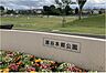 周辺：瀬谷本郷公園まで徒歩5分！広々とした芝生エリアでのピクニックや、カラフルなアスレチックで子どもたちが楽しめる横浜市の公園です。野球場や人工芝テニスコートも完備されています。