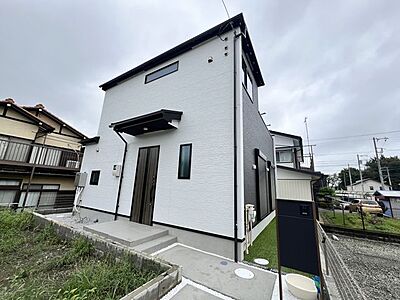 外観:白を基調とした洗練された外観です。アクセントに黒を入れる事で、高級感を演出します! 外観:白を基調とした洗練された外観です。アクセントに黒を入れる事で、高級感を演出します!