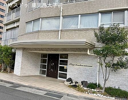 エントランスはオートロック採用。来訪者をしっかり確認でき、防犯面にも配慮された安心の住環境です。