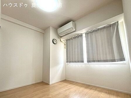 5.1帖という広さは、デスクとベッドを置いても動きやすく、無駄のないレイアウトが可能。※家具などはAIで消しています