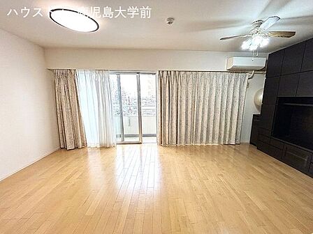 バルコニーへ続く大きな窓から豊かな陽光が差し込み、明るく開放的なリビングダイニングです。※家具などはAIで消しています