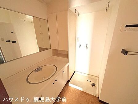 ゆとりあるカウンターと大きな鏡が魅力。洗濯機置場も隣接しておりスムーズな洗濯動線。