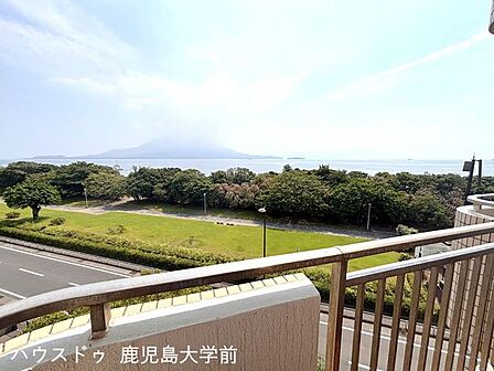 目の前に青い海と雄大な桜島が広がるパノラマビュー。開放感あふれる最高のロケーションが魅力。