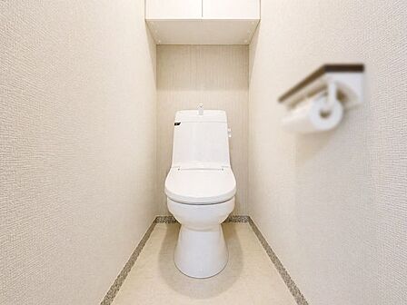 ◇温水洗浄便座つき高機能トイレ♪◇便利な上部吊戸棚付きで空間スッキリ◇トイレ内に洗面付きでいつでも清潔※AI加工画像につき現状と異なります