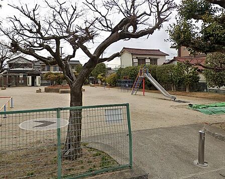 出屋敷公園 徒歩7分。 560m