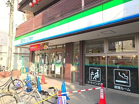ファミリーマート黒川店 徒歩3分。 240m