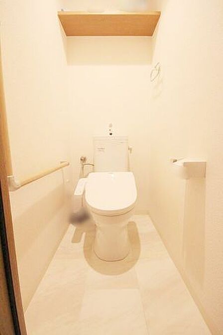 ~2020年トレイまるごと交換済み~~2021年ウォシュレット交換済み~■収納棚付きなのでトイレットペーパーなどを収納できスッキリします♪