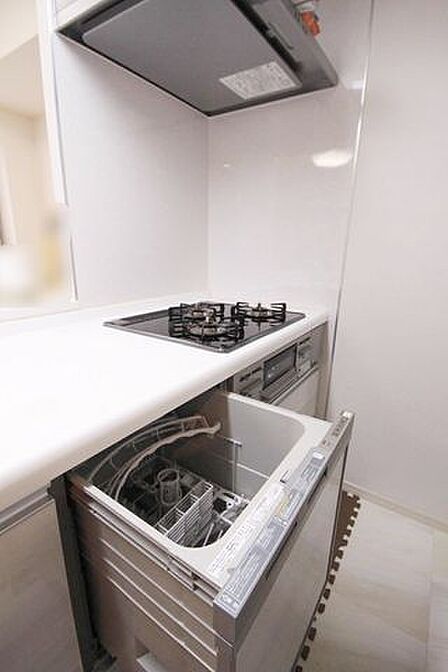 手洗いより節水効率のよい食器洗浄乾燥機付♪