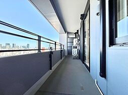 バルコニーは、家族のお布団やシーツもまとめて干せる広さ。お天気が良い日はお洗濯もはかどりそうです。