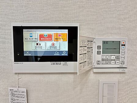 来訪者を映像と音声でしっかりと確認できるTVモニター付きインターホン。不審者の侵入を防ぎ、安心のセキュリティを実現します。