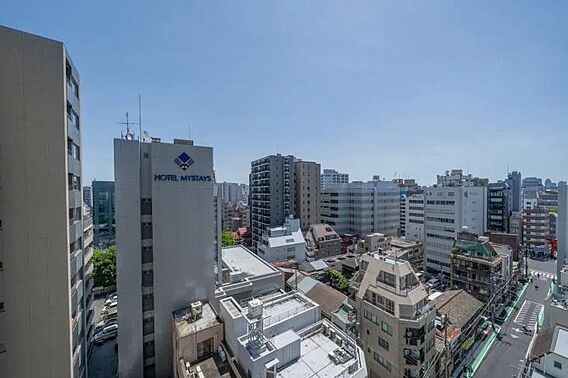 都会の景色を望...