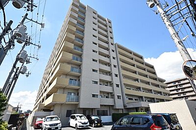 外観:アルファステイツ岡山上中野落ち着いた街並みに調和する、上品で重厚感のある外観。管理体制も良好で、長く安心して暮らせる分譲マンションです。 外観:アルファステイツ岡山上中野落ち着いた街並みに調和する、上品で重厚感のある外観。管理体制も良好で、長く安心して暮らせる分譲マンションです。