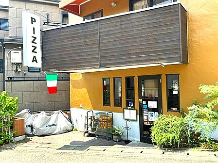 ランチも楽しめるピザ屋があります!