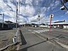 外観：前面道路の写真です。歩道があるので歩行も車両の出入りも安心。