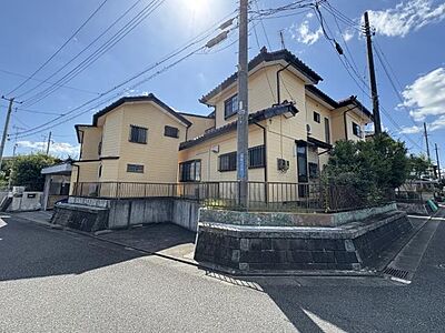 外観:メインの建物の他にガレージ付きの8DK。駐車場4台。 外観:メインの建物の他にガレージ付きの8DK。駐車場4台。