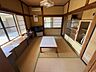 リビング/ダイニング：母屋南西側居間の写真です。奥の右手にダイニングキッチンあり。