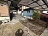 外観：建物脇と敷地内にも駐車場あります。