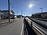 外観：現地前面道路は大きな道路の側道になります。歩道もあって安心。