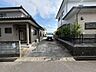 外観：駐車場は幅ゆったり目の縦列3台ですがお庭への乗り入れも可能。