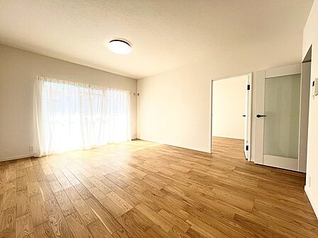 10.4帖LD：南側バルコニーで陽当たり良好