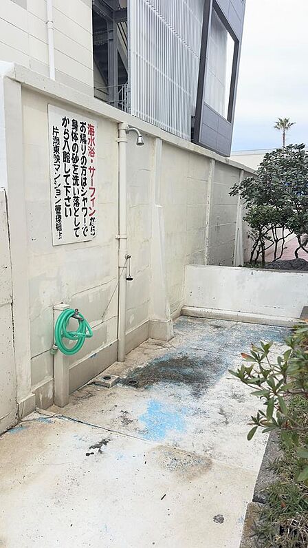 サーフィンやSUP、海辺のランニングの後も、砂や潮をさっと洗い流してから館内へ。室内や共用廊下を汚す心配がなく、住まう方みんなが気持ちよく過ごせます。