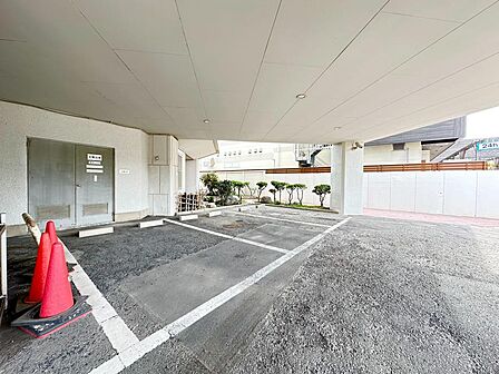 屋根付きの駐車場がございます!