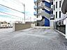 駐車場：駐車しやすい平置き駐車場がございます。前面道路は交通量が少なく。ゆとりを持って駐車することができます。