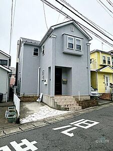 外観:時間指定で一方通行になる前面道路は朝通学の時間帯に安心です! 外観:時間指定で一方通行になる前面道路は朝通学の時間帯に安心です!