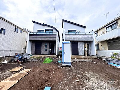 外観:ホワイトとグレーの外壁が印象的な新築2棟並びの外観。耐震等級3・長期優良住宅取得で、安心の住まいが湘南台エリアに誕生。街並みに馴染むスタイリッシュなデザインが目を引きます。 外観:ホワイトとグレーの外壁が印象的な新築2棟並びの外観。耐震等級3・長期優良住宅取得で、安心の住まいが湘南台エリアに誕生。街並みに馴染むスタイリッシュなデザインが目を引きます。