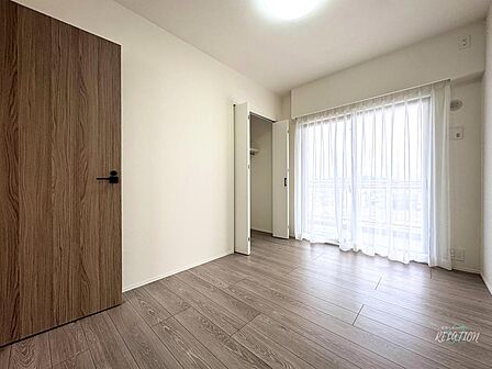 ゲストルーム、書斎、趣味の部屋、子供部屋など、様々な用途に合わせて活用できます。家族の成長やライフスタイルの変化に合わせて、自由に使い分けることができる点が魅力です。
