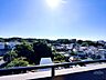 その他：9階バルコニーからの眺望。緑豊かな樹木と住宅街が広がり、抜けるような青空のもと開放的な景色をお楽しみいただけます。朝のコーヒーを片手にゆったり過ごせる特等席です。