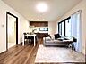 リビング/ダイニング：ダークブラウンの建具とフローリングが統一感を生むLDK。大きな窓から自然光が差し込み、明るく開放的な雰囲気のなかで毎日の食事や団らんをお楽しみいただけます。