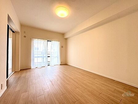 大開口のサッシ!大きな窓があることで、自然光が入り込み、家の内部と外部が一体化している印象を与えます!開放感あふれる雰囲気が、リラックスした時間を演出してくれます♪