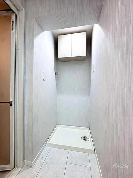 洗濯機置き場の上部に収納棚を設けました。洗剤等の収納に大変便利です!